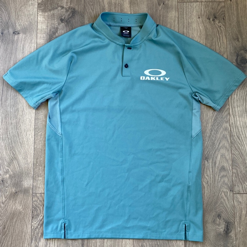 Oakley men’s size medium lightweight athletic breathable shirt
